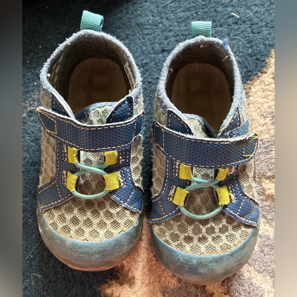 See Kai Run breathable sneakers, size little kid 8.